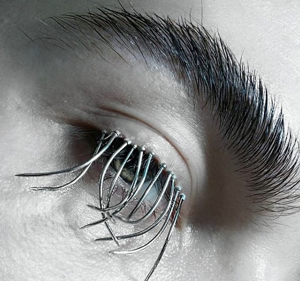 10. Кстати, на одних только бровях Милан не остановился. И решил поэкспериментировать еще и с ресницами...