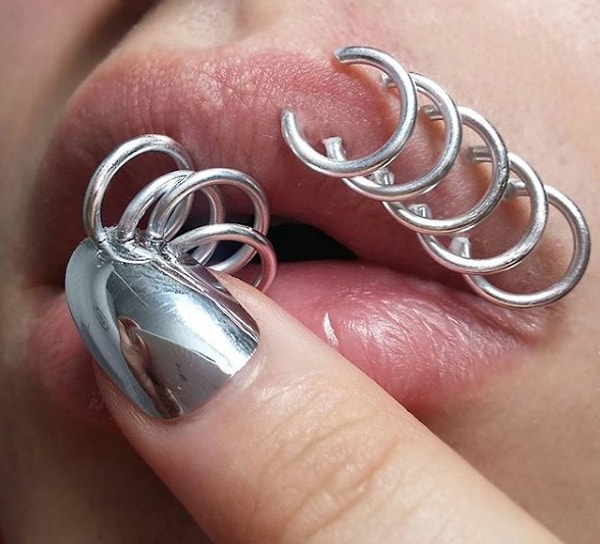 А что вы думаете по поводу таких «металлических бровей» и вообще «стального» лука? Быть может, вы хотели бы сделать себе такой экстравагантный макияж, скажем, для тематической фотосессии?