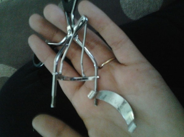 4. Вау! Либо у кого-то ресницы из стали, либо руки из... ну вы поняли.