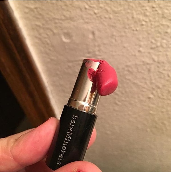 10. Это самая печальная помада, которую видел этот свет.