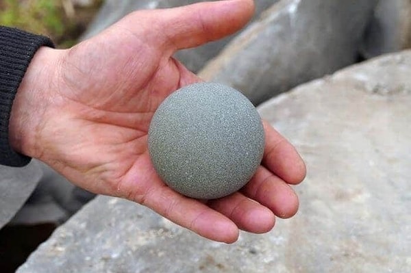 21. Вы когда-нибудь видели настолько идеально ровный круглый камень? Да он же будто создан для игры в теннис!