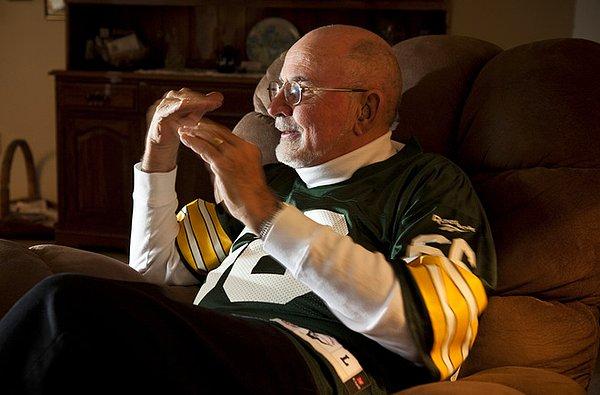 4. Fanatik Packers taraftani Jim Becker, maç bileti satın alabilmek için rutin olarak kanını satıyordu. Sonradan bu eyleminin farkında olmadan hayatını kurtardığını fark etti.