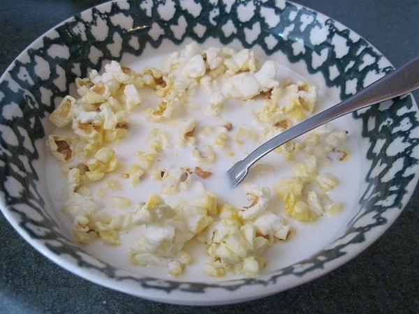 11. Kahvaltılık gevrek sevenler için; patlamış mısır ve süt ikilisi: