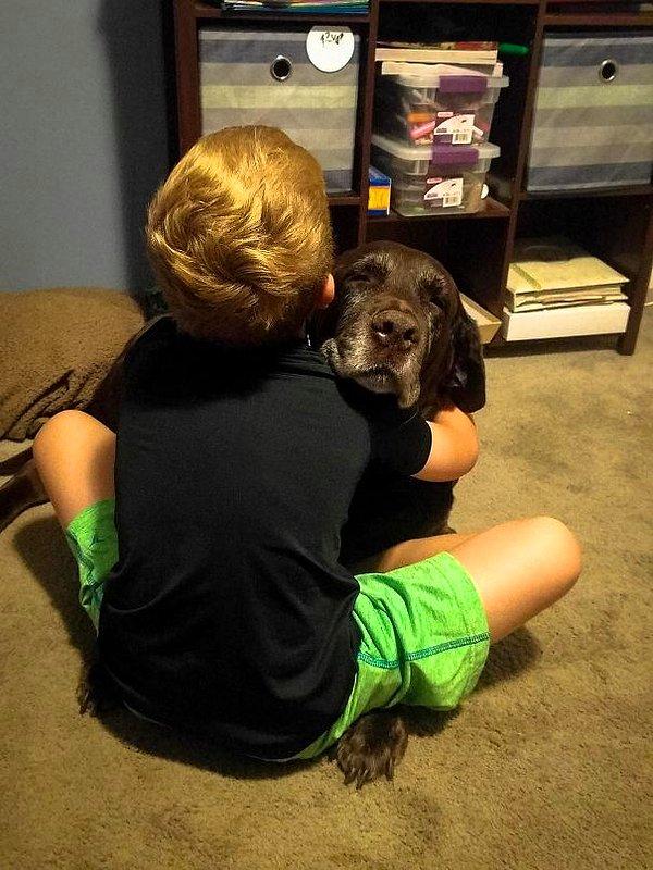 5. "Oğlum her zaman sarılmayı sevmiştir. Köpeğime ilk başlarda garip gelse de sonradan buna alıştı."