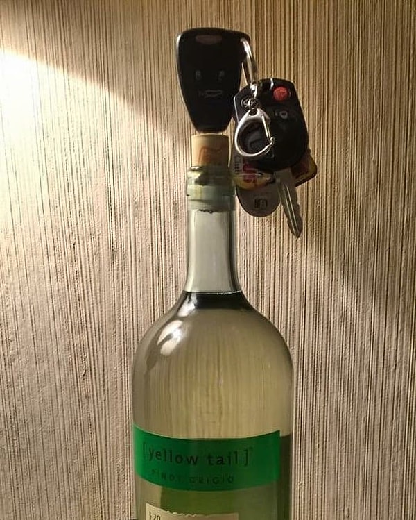 3. Бутылку вина можно открыть с помощью ключей от машины
