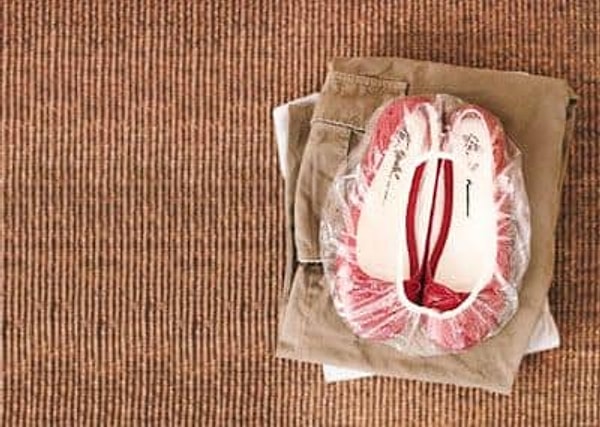 5. Когда путешествуете, кладите обувь в шапочку для душа