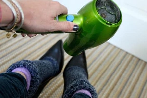 6. Чтобы разносить узкие туфли, можно использовать фен