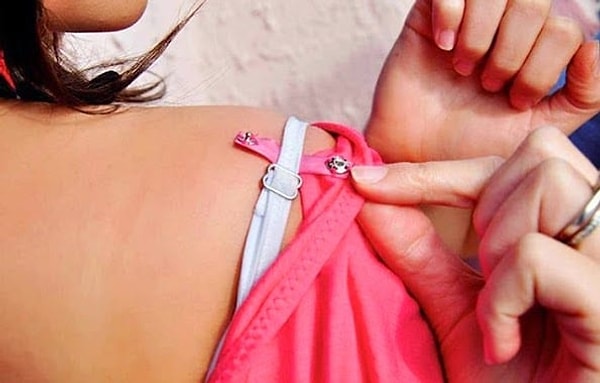 7. Пришейте к внутренней стороне блузки держатель для бретелек от бюстгальтера