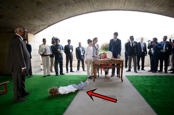 После этого твита в сети появилось много фотографий. Например, пока его отец занимается серьезными вещами, что делает Адриан?