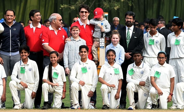 Групповое фото? Это не так важно, ведь у него в руке сейчас бита.