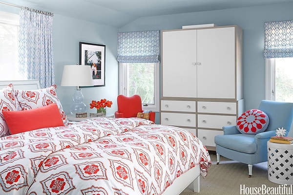 11. Спальня создает мягкий воздух благодаря контрасту светло-голубого и темной фуксии.