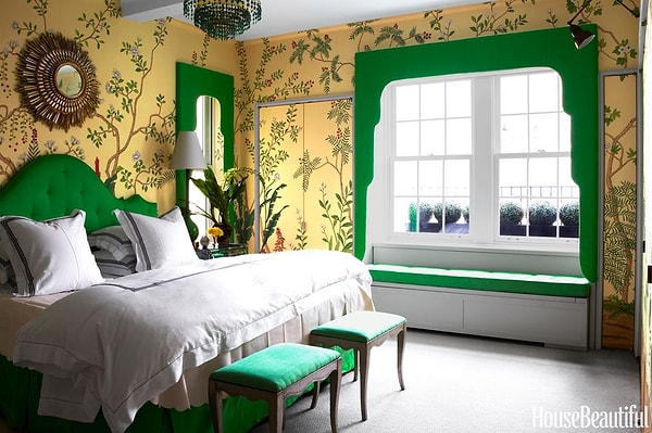 13. Маленькая райская спальня горчичных и изумрудных оттенков.