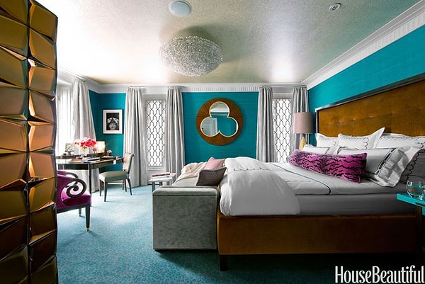 16. Спальня, согретая павлиним синим и кофейными тонами.