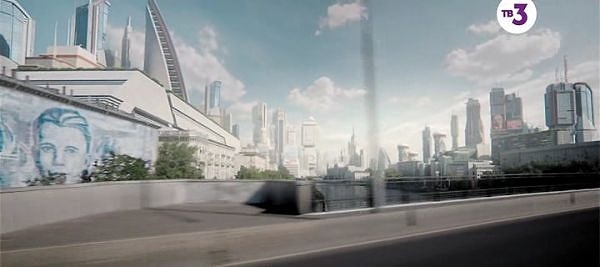 2. На огромных рекламных щитах можно видеть лица рабочих