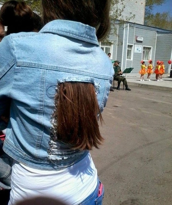 18. Ээээ... Интересно, она вот прям специально сделала прорезь в куртке для своих волос? Зачем ей вообще это понадобилось?