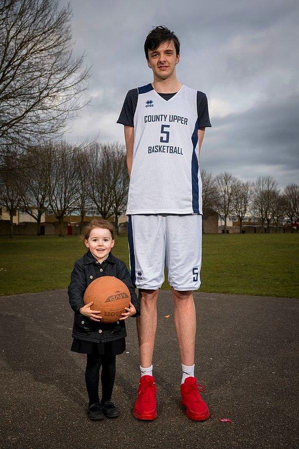 16 yaşındaki Brandon Marshall, 2.25'lik boyu ile dünyanın en uzun genci ünvanını adlı.