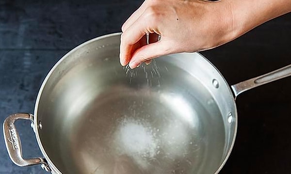 6. Если добавить в воду щепотку соли, она закипит быстрее