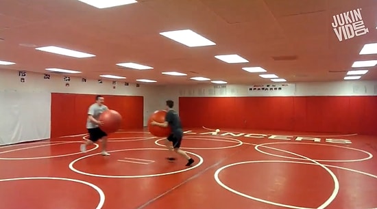 Pilates Toplarıyla Pek de İyi Anılara Sahip Olmayan İnsanlar