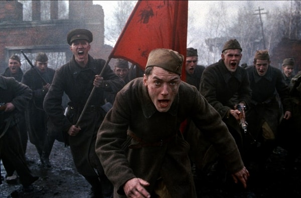 4. Джуд Лоу в роли легендарного советского снайпера Василия Зайцева (фильм "Враг у ворот", 2000 год)