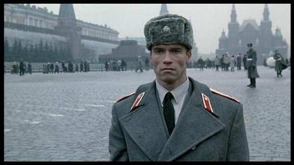 7. Арнольд Шварценеггер в роли капитана Советской милиции Ивана Данко (фильм "Красная жара", 1988 год)