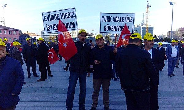 İstanbul Taksiciler Esnaf Odası, UBER'e karşı açtığı dava öncesi İstanbul Adalet Sarayı önünde eylem yaptı.