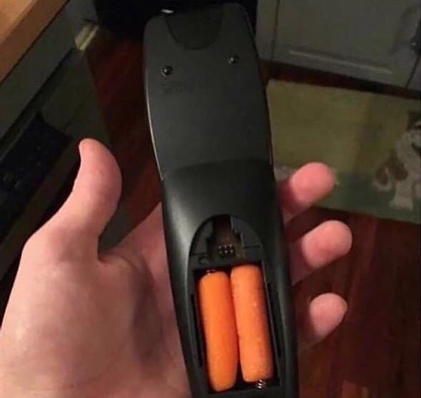 19. И, наконец, чтобы окончательно вас "добить", смотрите, как эти морковки идеально заменили батарейки для пульта. Как будто они там и должны быть 😆