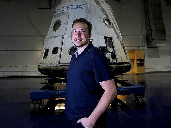 Musk şimdi en yetenekli mühendisleri işe alabilecek mali güce sahip ama hala vaktinin yüzde 80-90'ını mühendislik yaparak ve SpaceX'le Tesla için tasarımlar yaparak geçiriyor.
