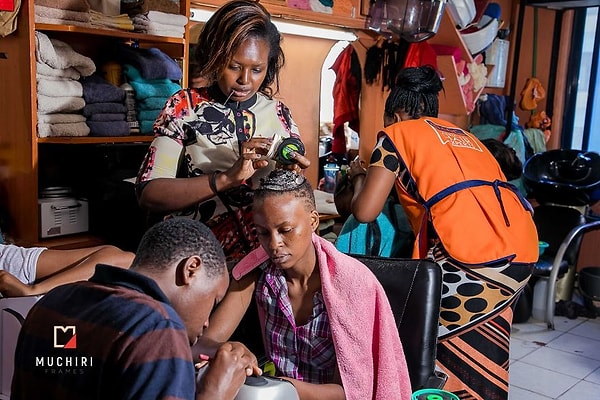 Он сделал из ребят настоящих моделей.