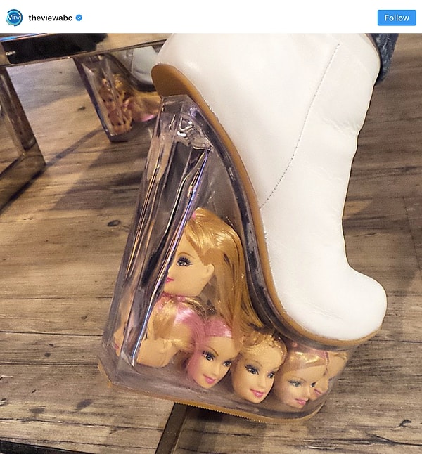 1. Эти «незатейливые» полусапожки с головами Барби - один из самых безобидных экземпляров в коллекции звезды!