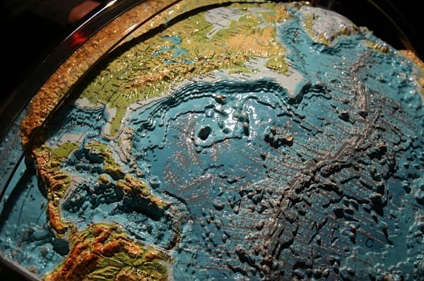 8. В настоящее время ученые владеют довольно неплохими картами поверхностей других планет, но все еще не смогли узнать, как выглядит океанское дно нашей планеты