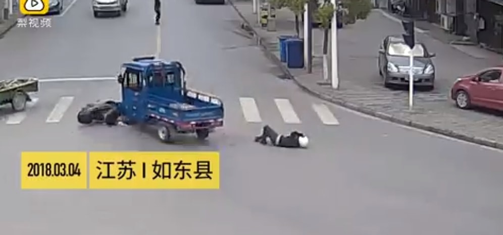 Motorlu Adama Çarpıp Yere Düşürdükten Sonra Yoluna Devam Eden Sürücüye Haddini Bildirdiler!