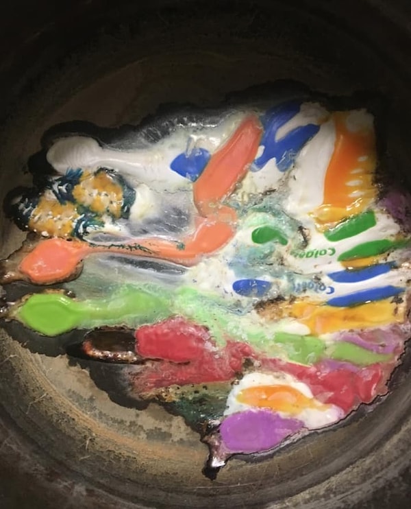 6. Эта мама захотела продезинфицировать зубные щётки и сварила их...