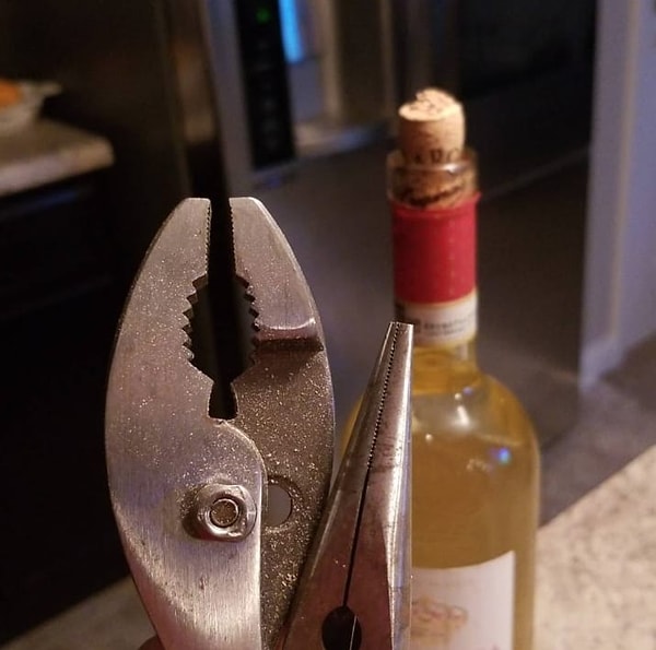 12. Как поступить, если у вас нет штопора?