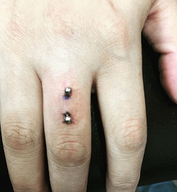 7. Если внутренняя часть пирсинга посажена недостаточно глубоко, то пирсинг будет двигаться и причинять боль, если, наоборот, слишком глубоко — то внешняя часть может обрасти кожей.