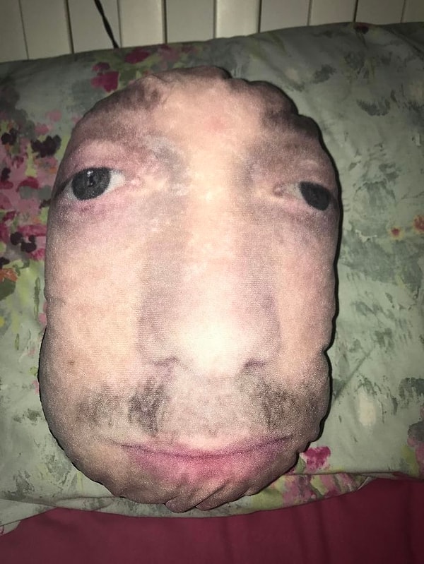 4. "Заказал своей девушке подушку с моим лицом. Это немного не то, что я ожидал получить"