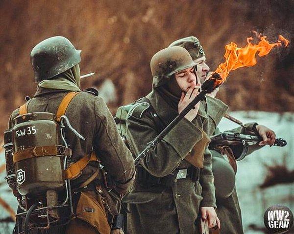 6. Sigarasını meşale ile yakan bir Alman askeri.