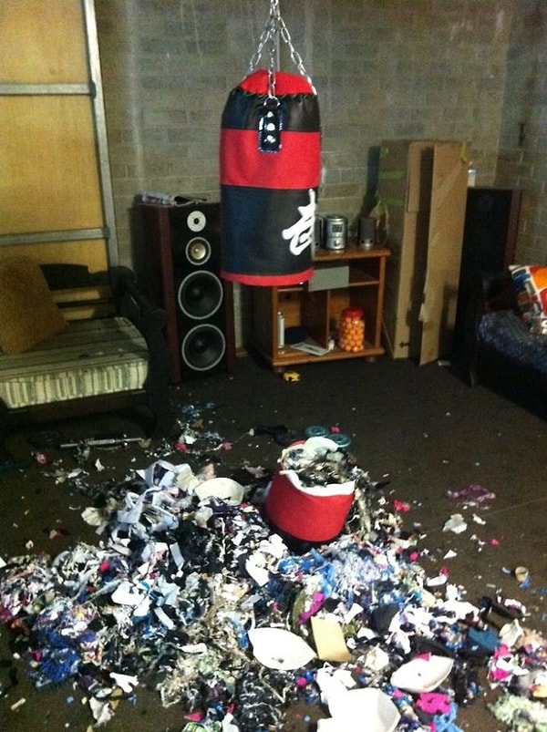 12. Вот что случается, когда заказываешь боксерскую грушу из Китая. Мда...