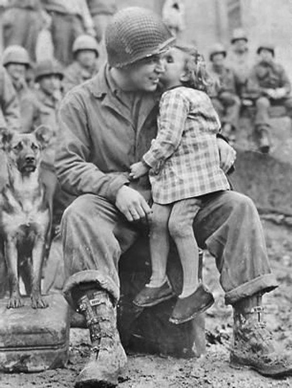 11. Fransız askerini öpen küçük kız çocuğu, Paris.