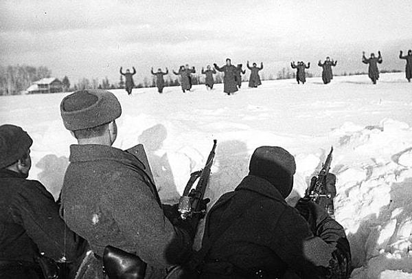 16. Sovyet askerlerine teslim olan Alman askerleri, Moskova 1942.