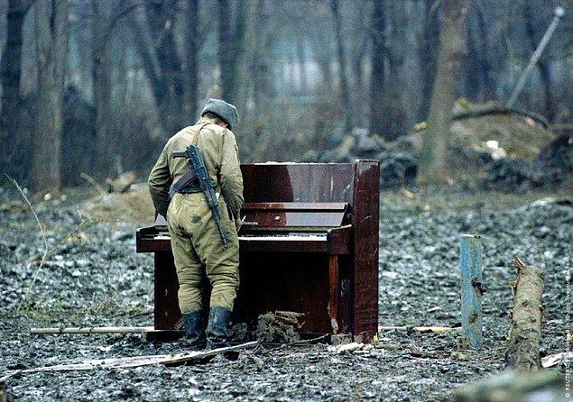 4. Savaşın ortasında kalmış bir piyano.