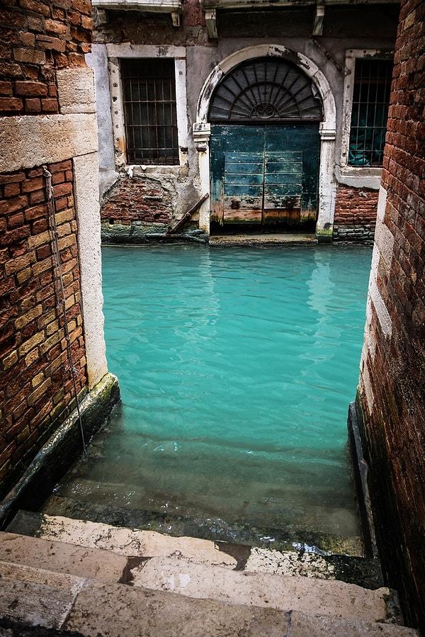 21. Venedik'te kullanılmayan bir kanal.