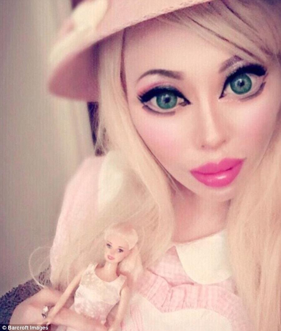 Стать куколкой. Живые куклы Барби американские. Кукольный макияж. Кукольный макияж глаз.