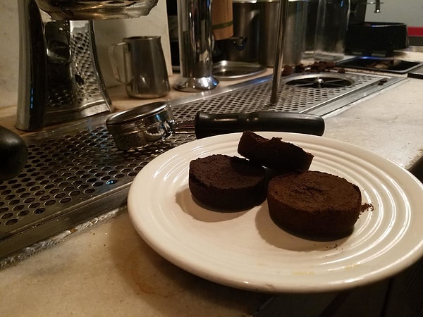 12. Ммм, срочно хочется откусить кусочек от этих шоколадных брауни! Хотя постойте, это же всего лишь кофейный жмых...