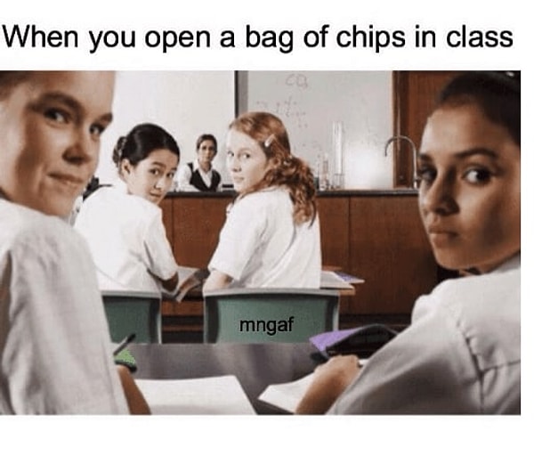 9. Когда вы пытаетесь открыть пачку чего-то съестного во время урока, но у пачки совсем другие планы