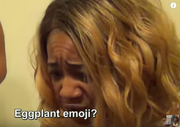 Моника хочет посмотреть переписку и читает все сообщения.