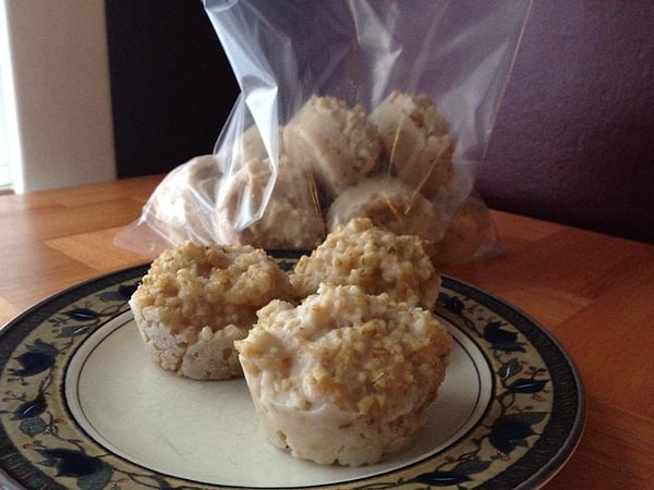 3. Замораживайте овсяную кашу в формочках для кексов, чтобы иметь вкусный завтрак каждое утро