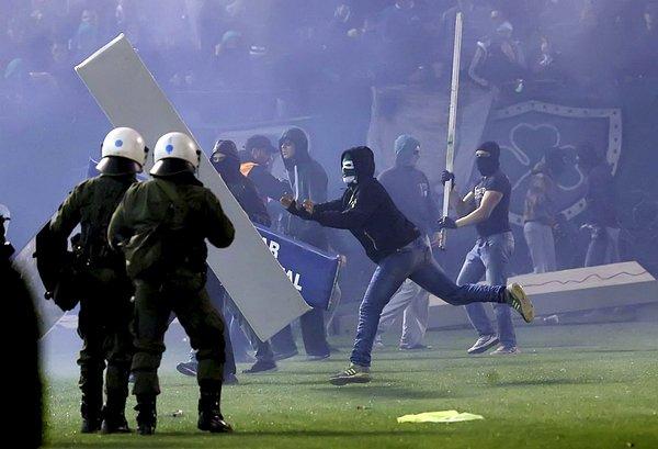 Yunanistan'ın köklü kulüpleri Panathinaikos ile Olympiakos arasında oynanan birçok maça da skordan çok şiddet olayları damga vurdu.