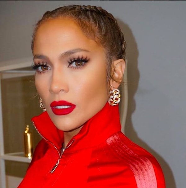 9. Сколько лет великолепной Дженнифер Лопес?