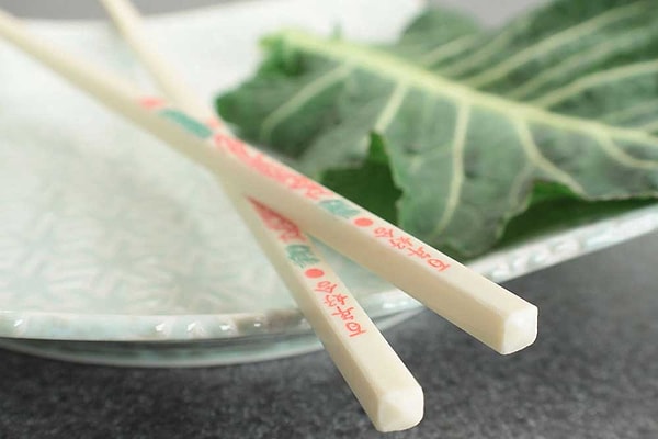 8. В какой стране впервые стали пользоваться палочками для еды?