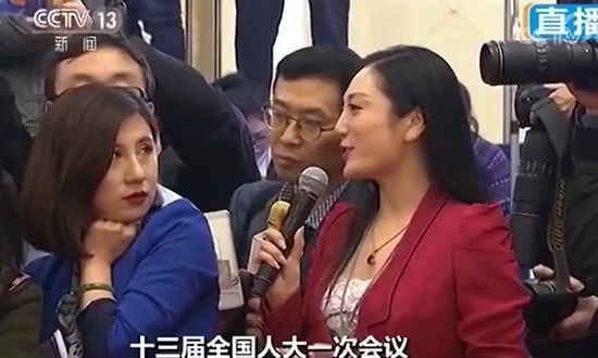 Meslektaşı Hükümet Yetkililerine Soru Sorarken Gözlerini Deviren Kadının Viral Olan Görüntüsü